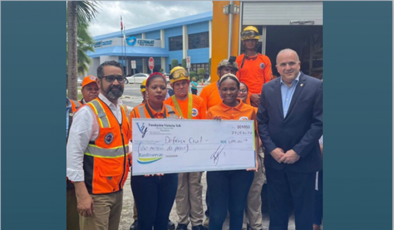defensa-civil-recibe-cheque-por-1-millon-de-pesos-del-senador-alexis-victoria-yeb